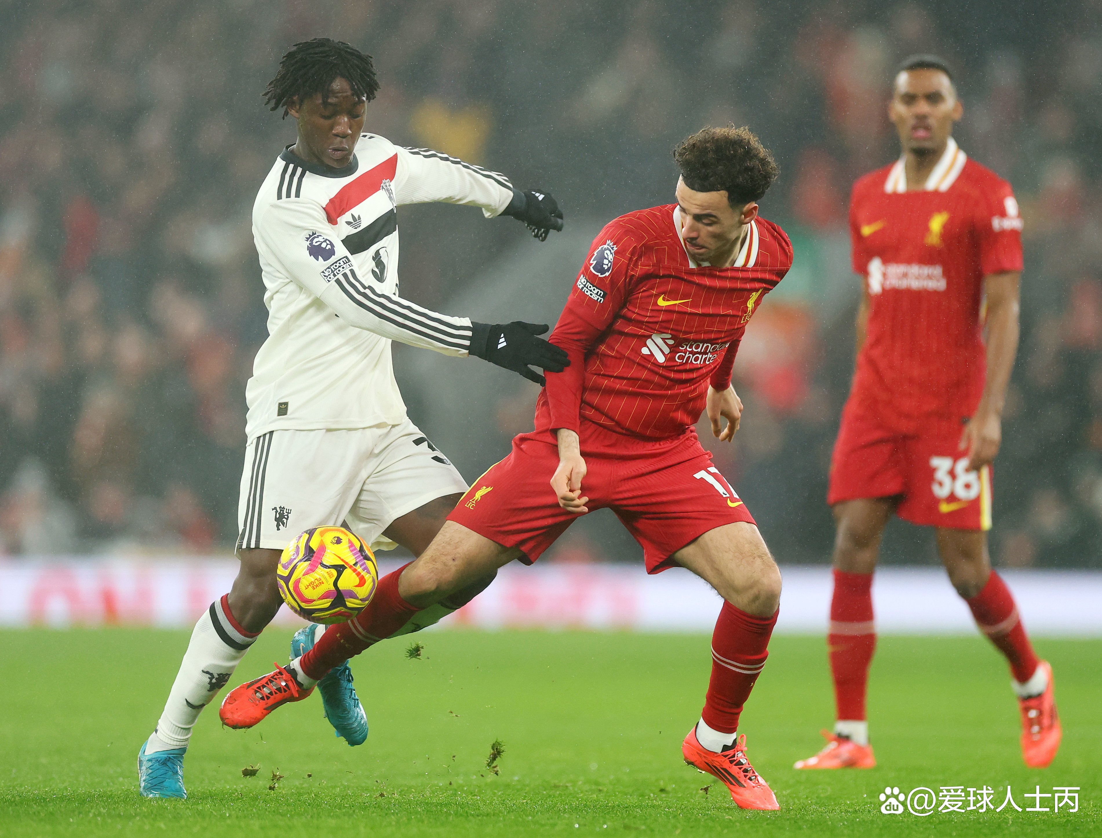 包含丹麦横扫利物浦，迪马利亚点燃赛场的词条