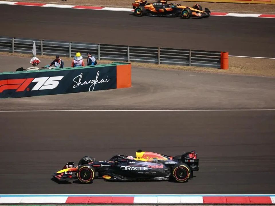 阿斯顿马丁逆转威廉姆斯，汉密尔顿带队取胜的简单介绍