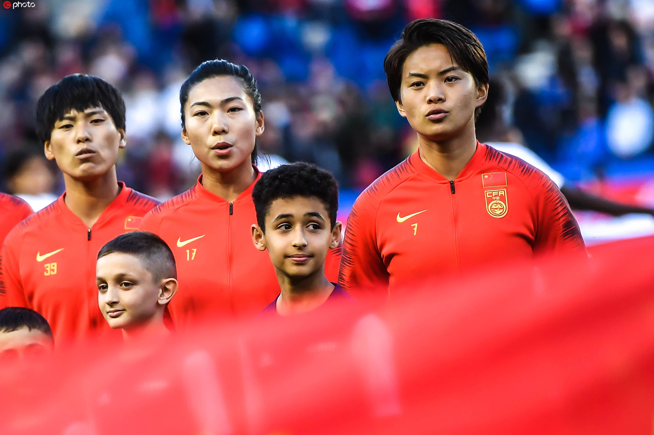 美国女子足球队力压对手，登顶比赛榜首