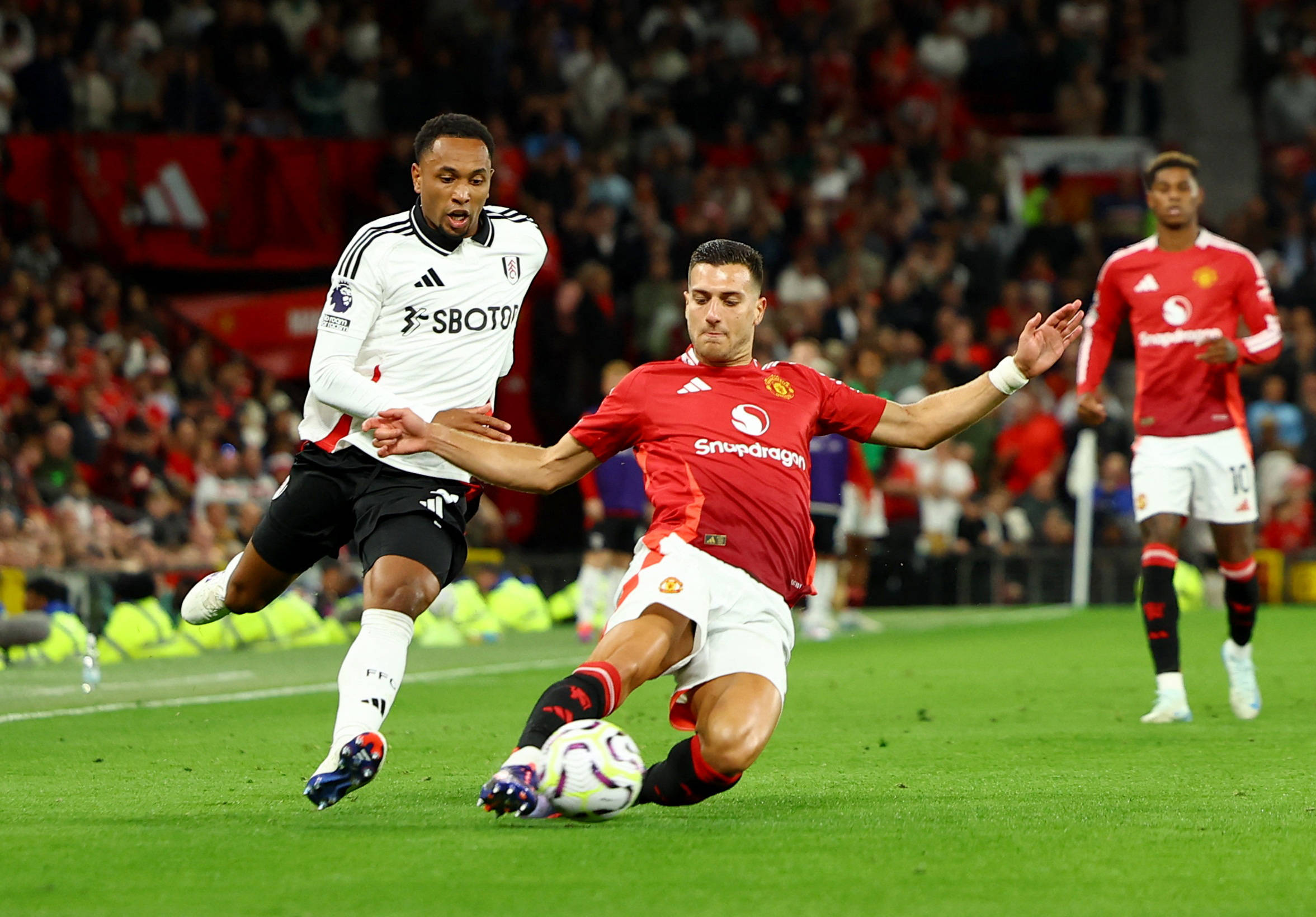 曼联客场取胜,保持前四实力 曼联客场取胜,保持前四实力