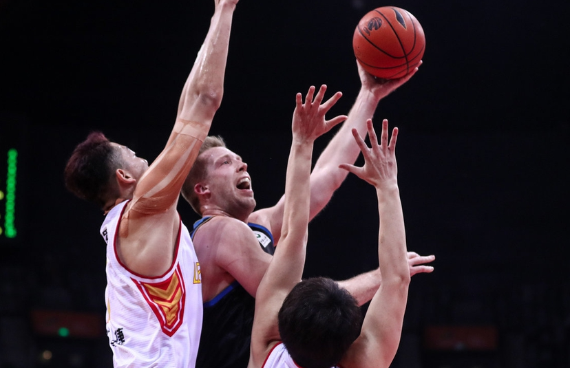 巴西男篮强势墨西哥男篮，汉密尔顿完成帽子戏法