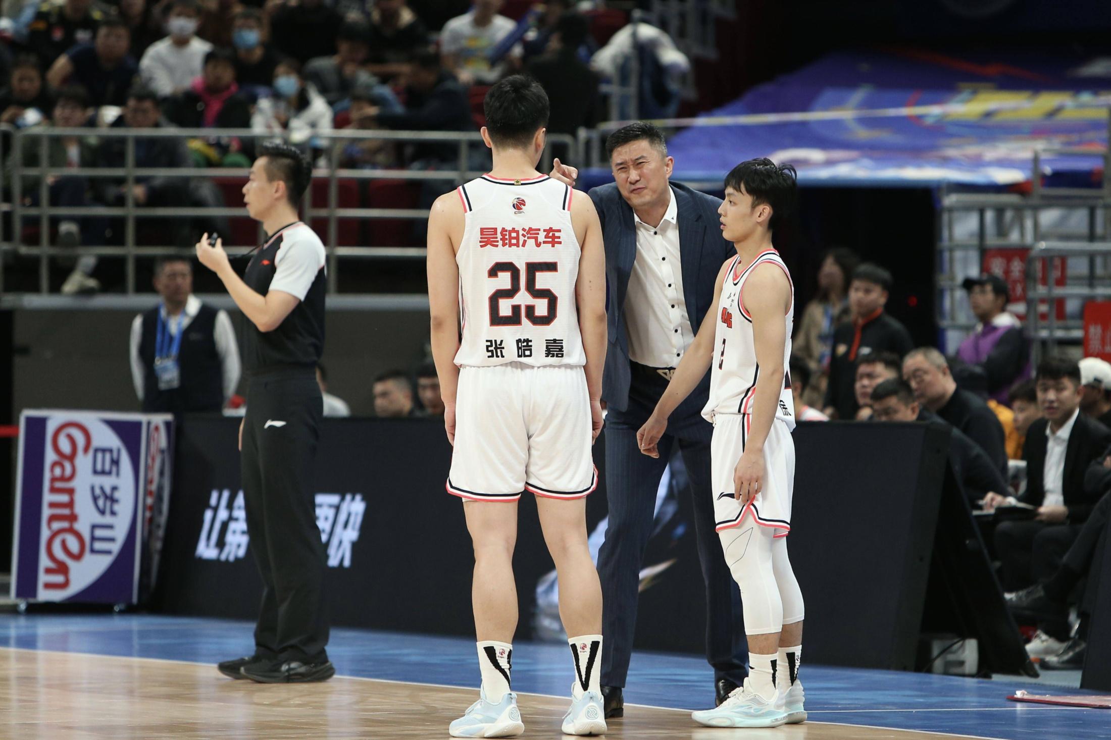 实力悬殊球队对抗，篮球比赛中底气十足的简单介绍