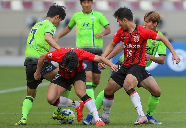 关于上港中场组织发挥不济，需调整的信息