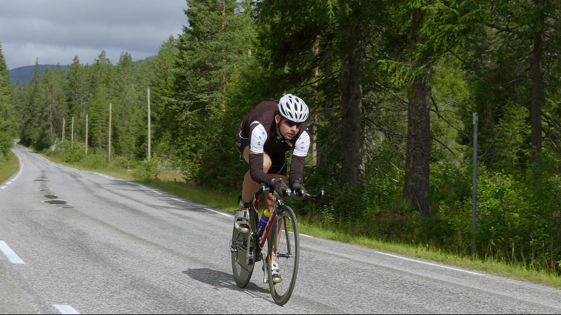 赛道之外,绿茵之上,厄德高的攻防统治与F1争冠之夜的奇妙共振