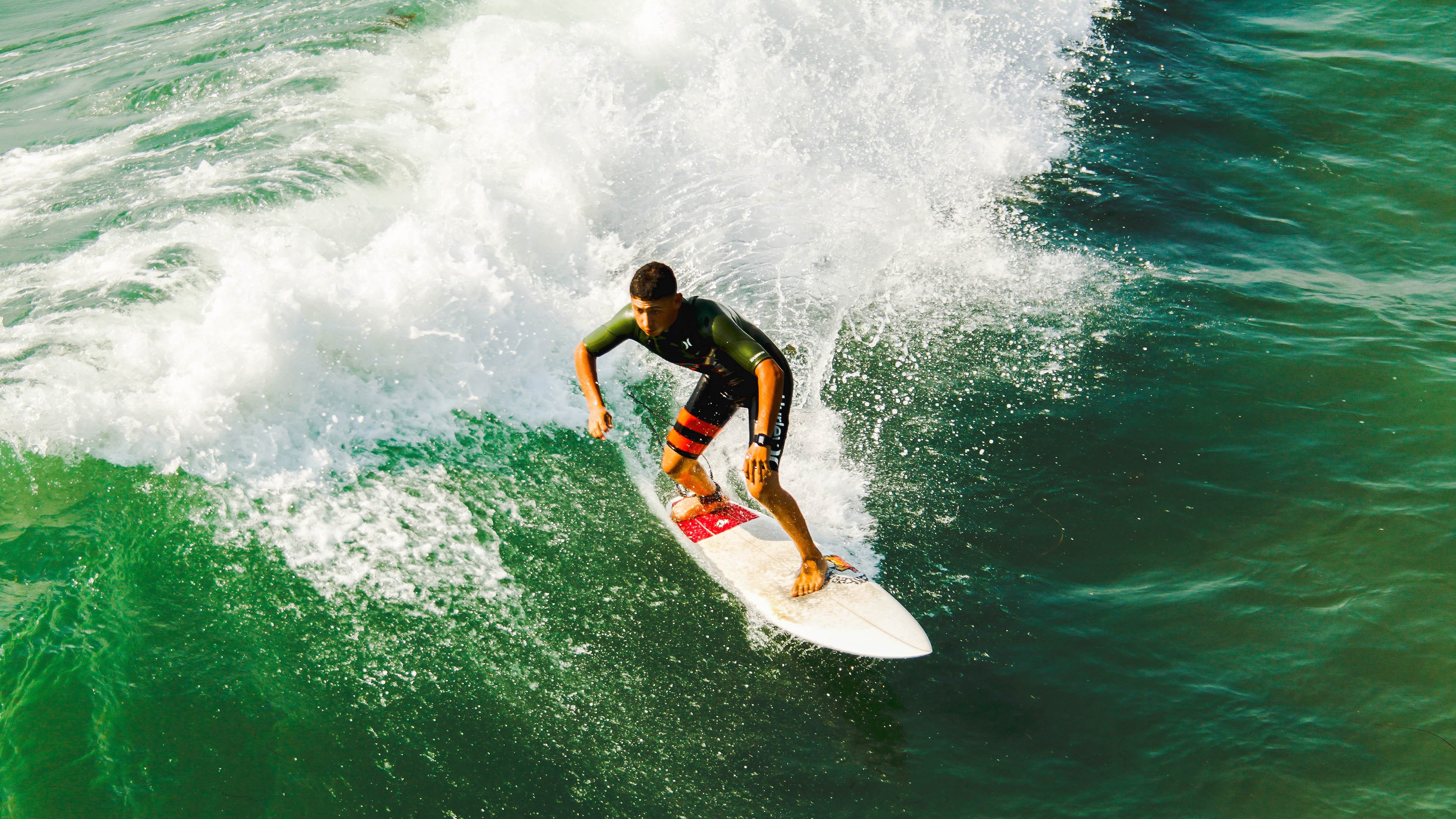 独行侠的孤勇与团队的胜利，胡金秋高光背后的篮球哲学